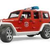 BRUDER 2528 Červený požární vůz Jeep Wrangler s figurkou hasiče