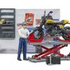 BRUDER 62102 Motodílna s figurkou mechanika a motorkou Ducati Scrambler