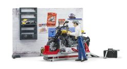 BRUDER 62102 Motodílna s figurkou mechanika a motorkou Ducati Scrambler