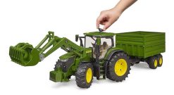 BRUDER 3155 traktor John Deere 7R 350 s čelním nakladačem a tandemovým přepravním přívěsem