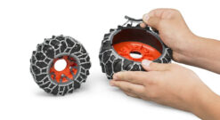 BRUDER 3018 Traktor CLAAS AXION 950 se sněhovým řetězy a radlicí